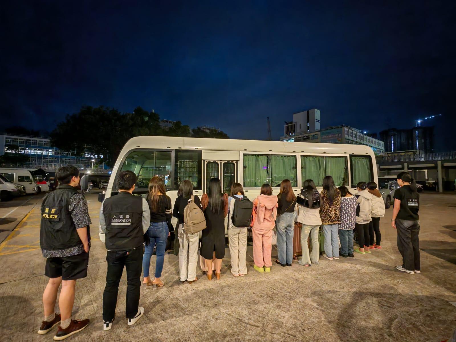 警元朗掃黃拘32名內地女,年齡介乎23至55歲。(警方圖片)