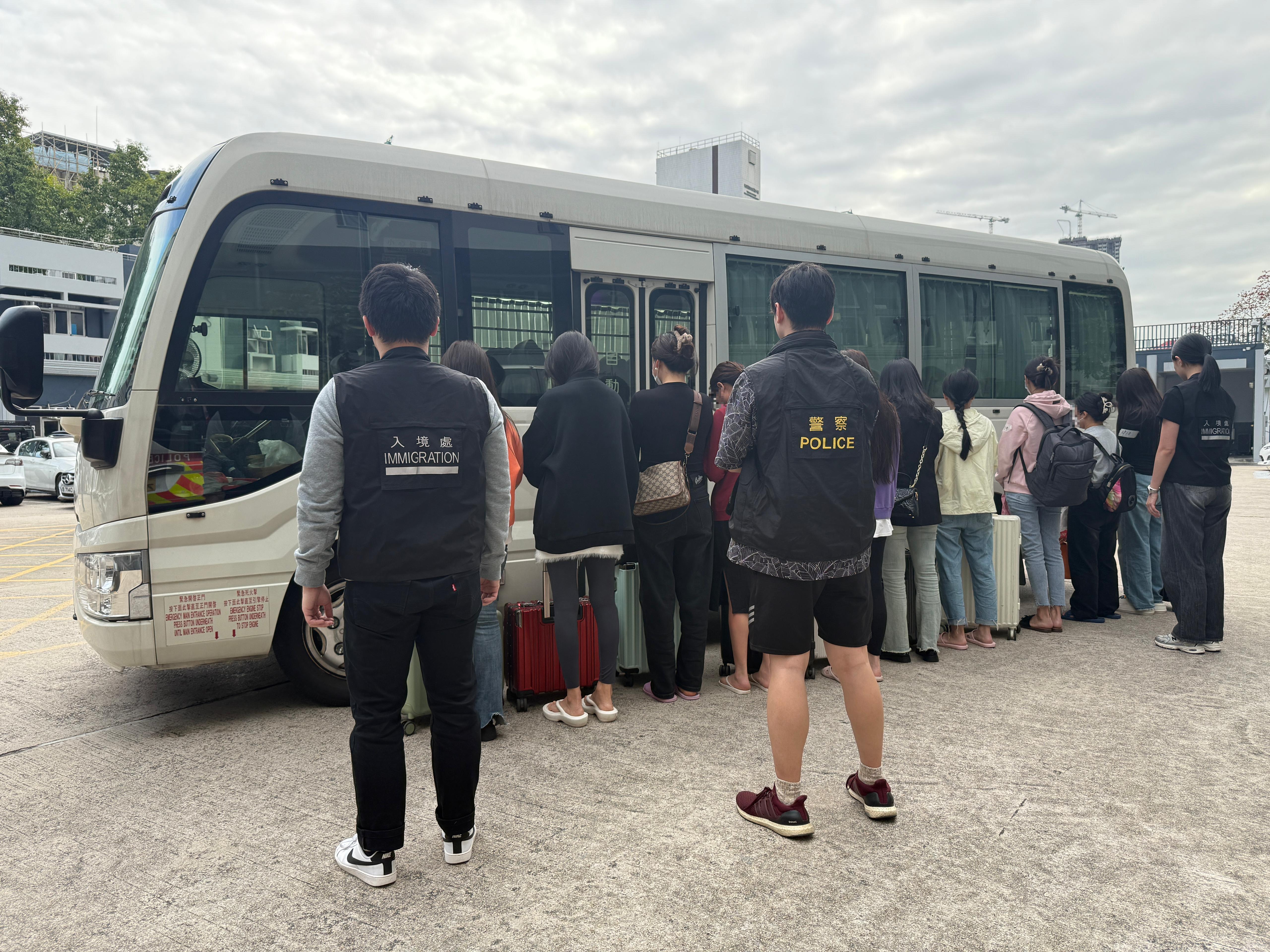 警元朗掃黃拘32名內地女,年齡介乎23至55歲。(警方圖片)