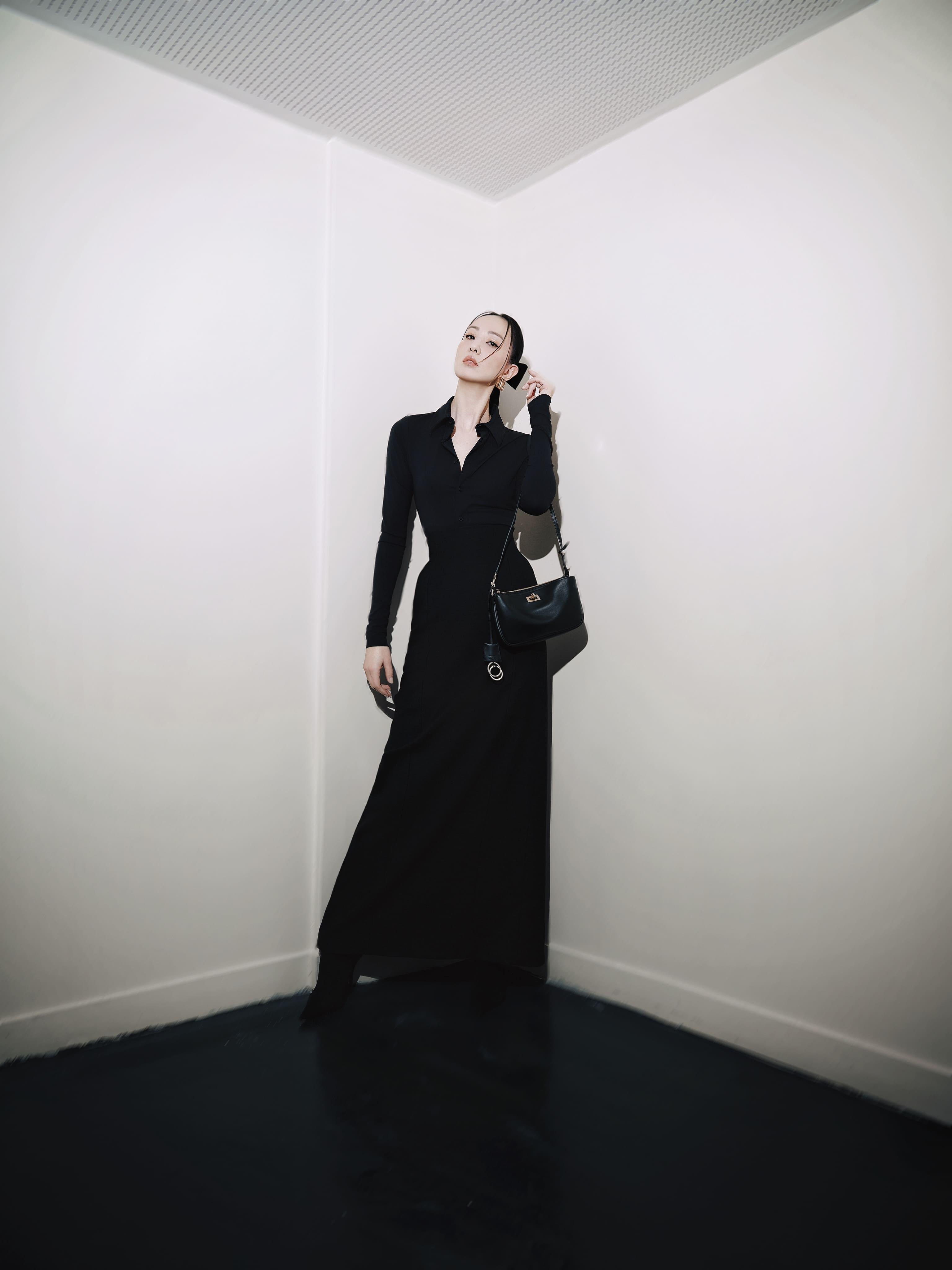 鄭希怡以一襲黑色高領襯衫搭配沙漏包臀裙亮相,演繹率性時尚表達。