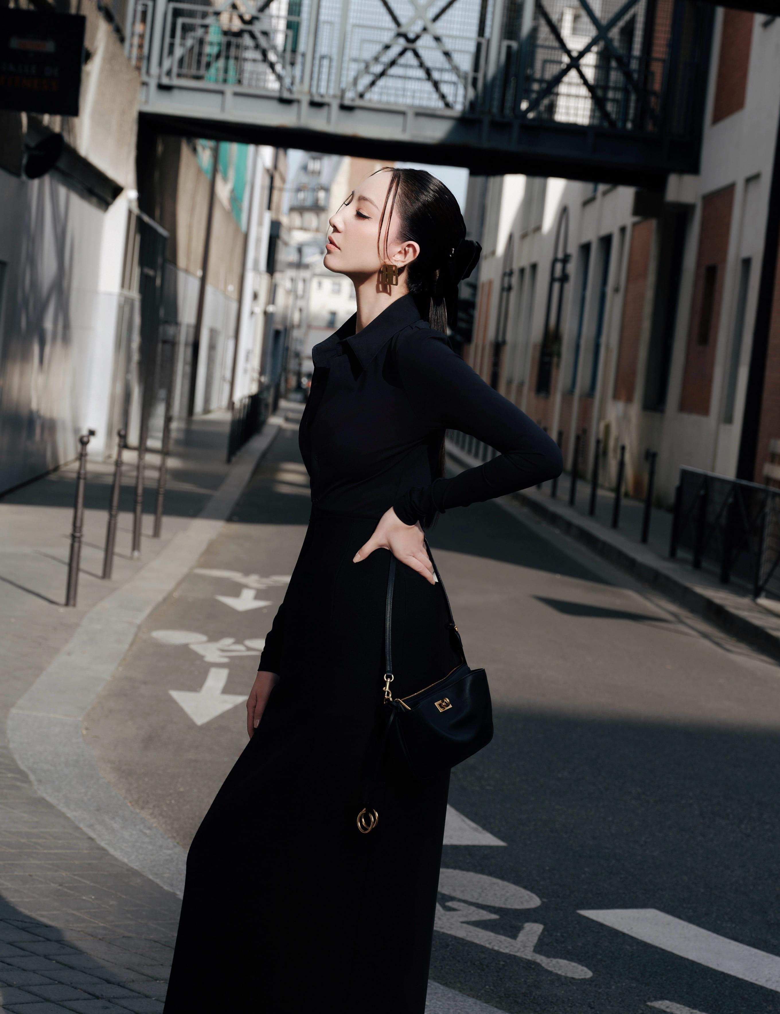 鄭希怡以一襲黑色高領襯衫搭配沙漏包臀裙亮相,演繹率性時尚表達。