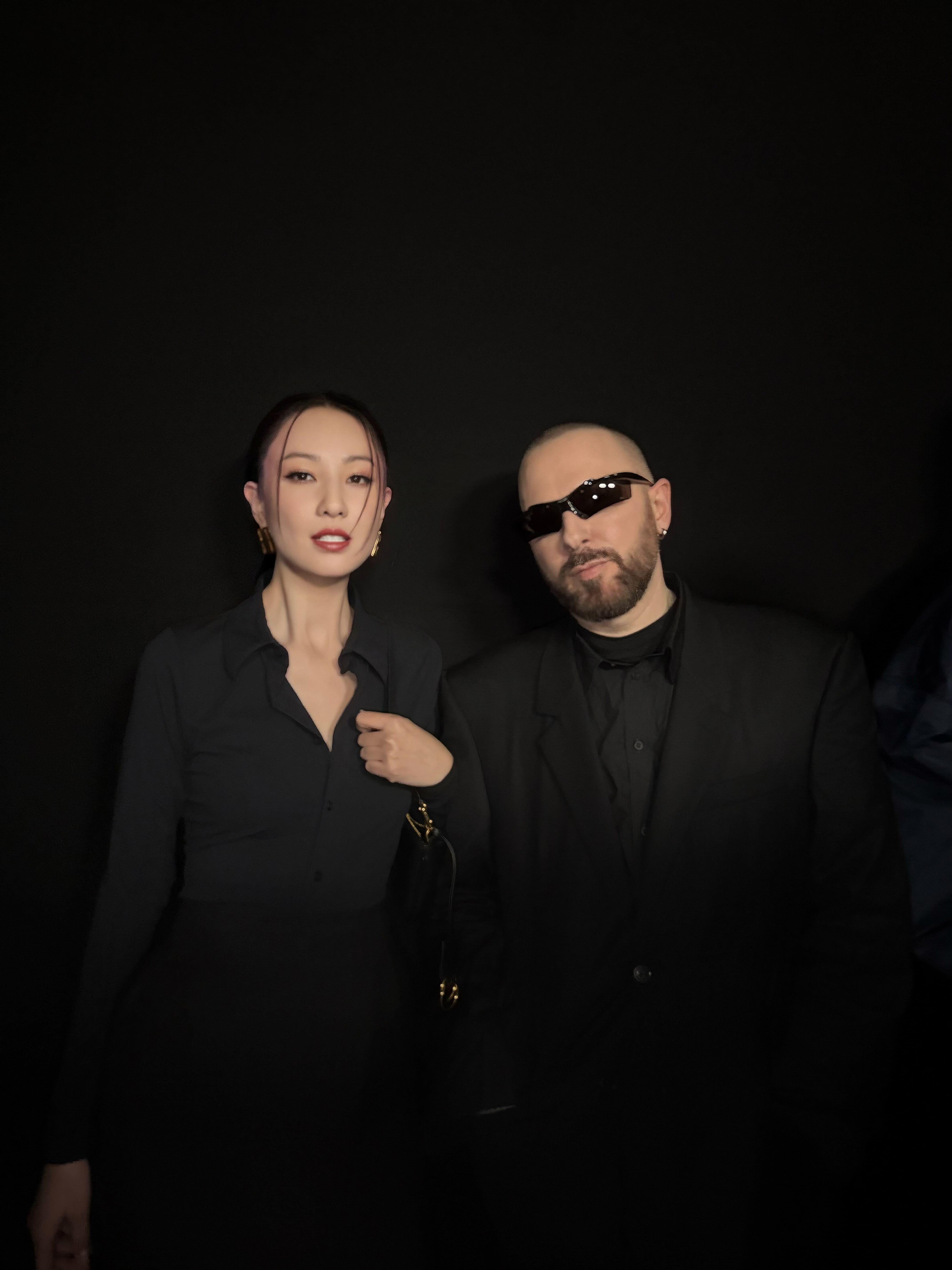 鄭希怡與品牌設計師合照。