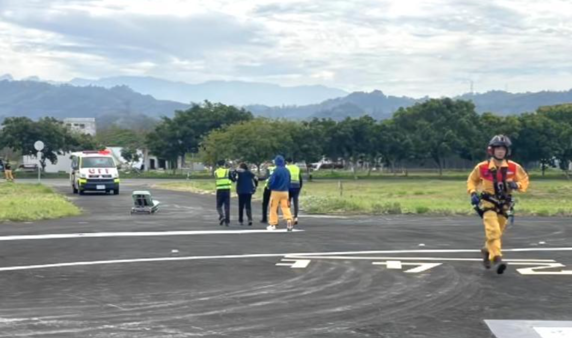 台灣一名30歲行山女子獨攀南三段,行經可樂可樂安山因右腳趾腫脹對外求援,由空勤直升機將她救下山送醫治療。(網上圖片)