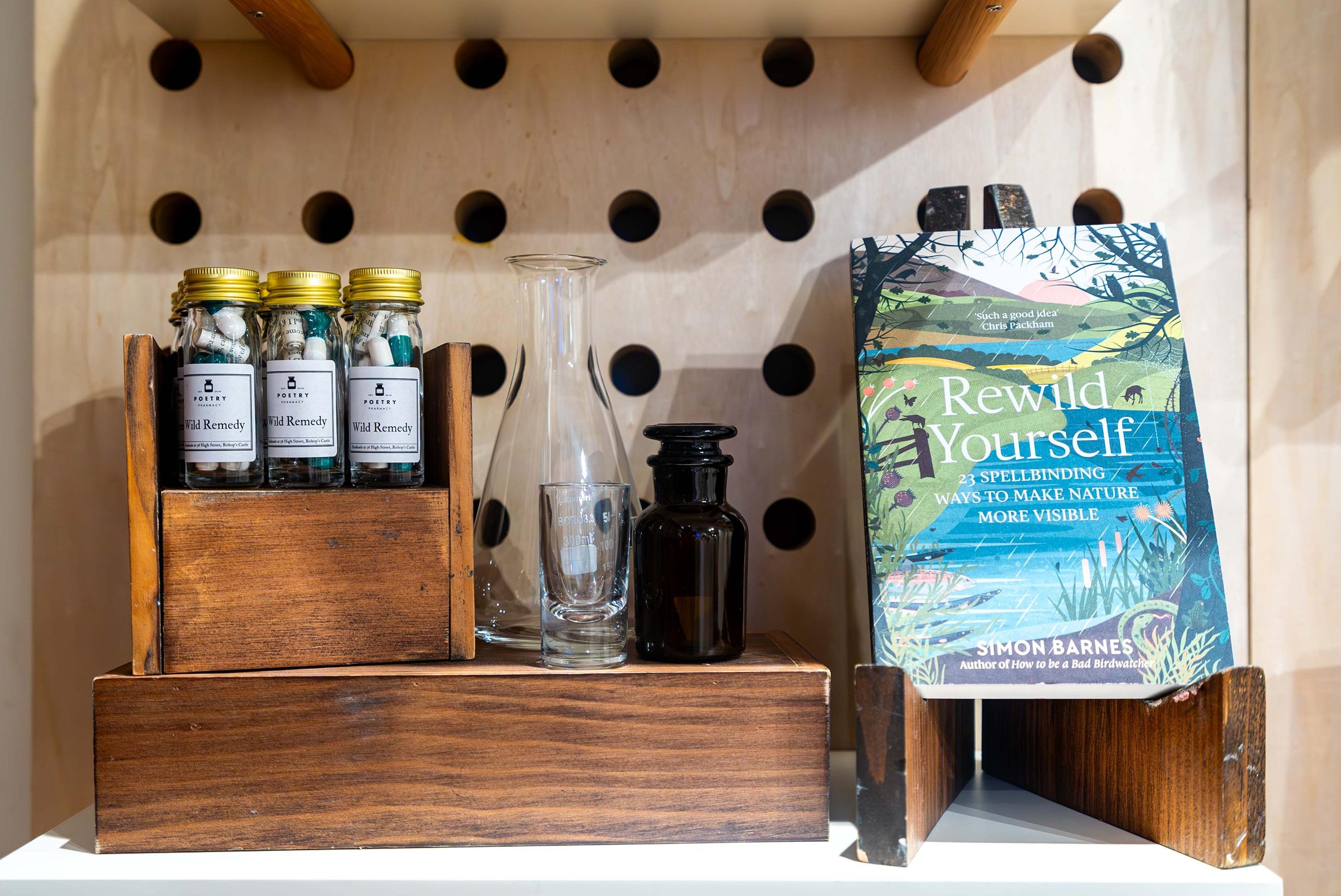 詩籤藥局 - 詩眠之夜限定店有一系列與睡眠有關的書籍及「詩籤藥罐」,讓大家透過文字的力量放鬆神心。