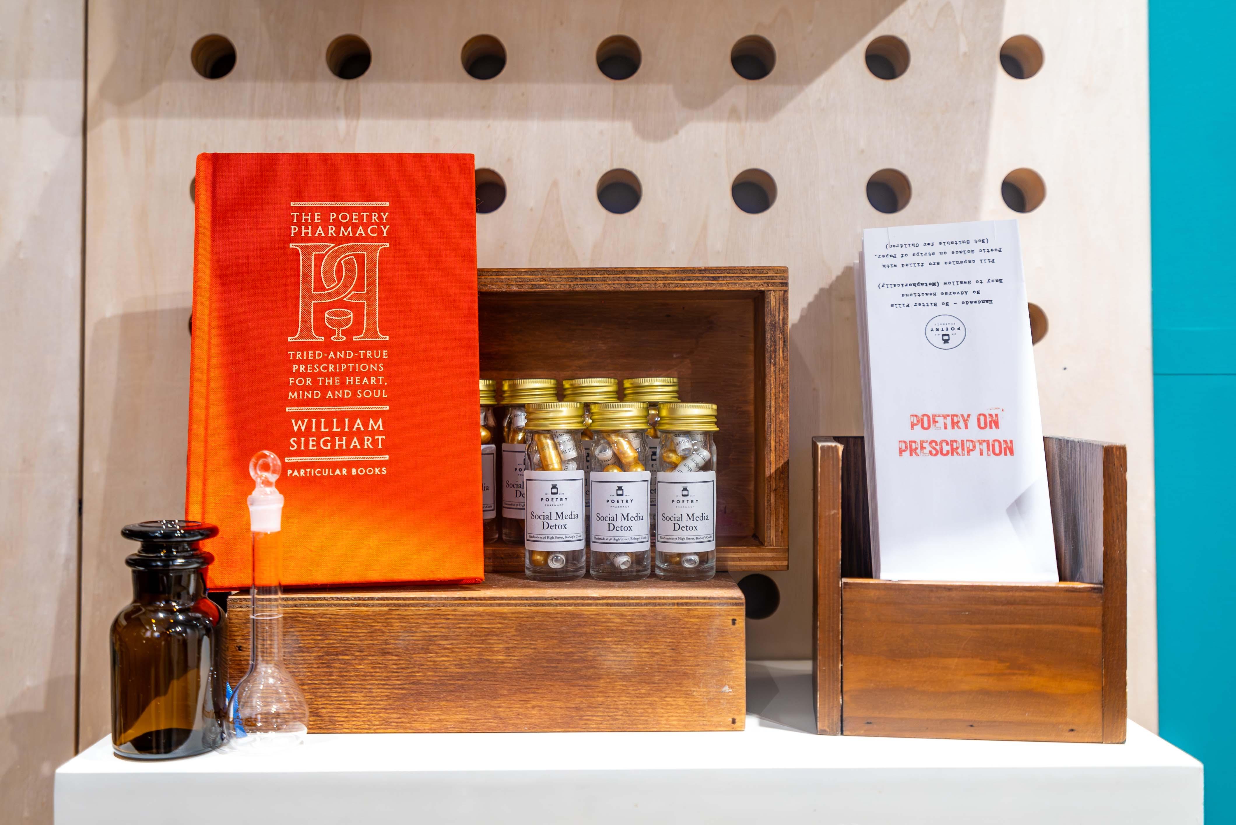 詩籤藥局 - 詩眠之夜限定店有一系列與睡眠有關的書籍及「詩籤藥罐」,讓大家透過文字的力量放鬆神心。