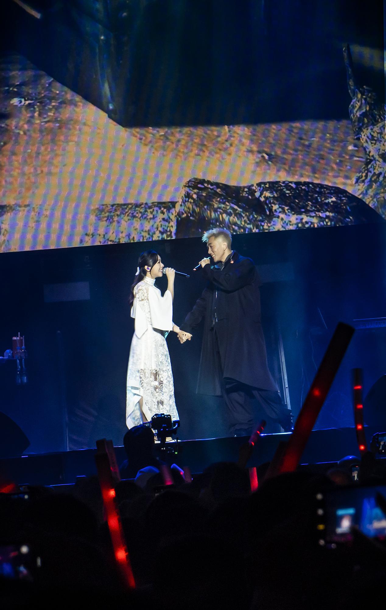 劉浩龍聯同JW王灝兒合唱《滄海遺珠》。