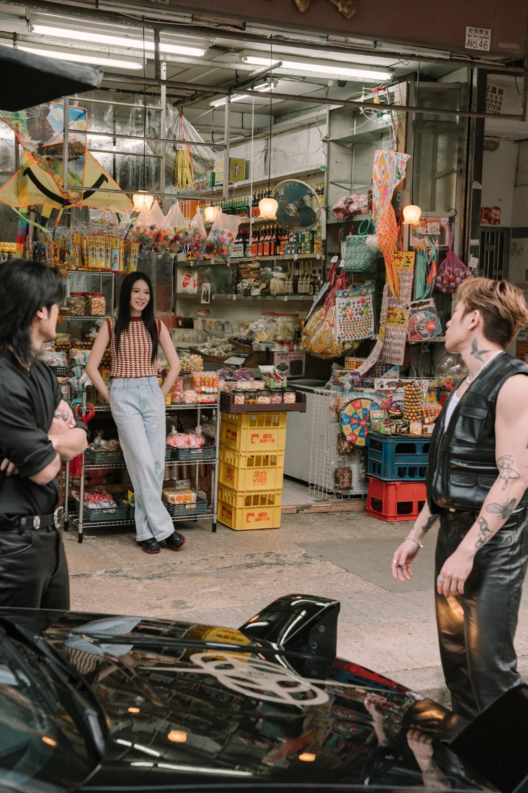 MV講述好兄弟Tyson與YT同時喜歡上士多太子女Cloud。