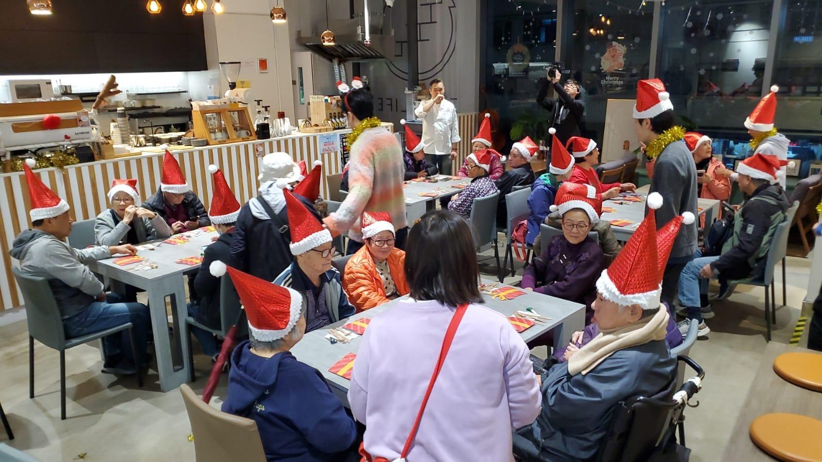 去年聖誕節,餐廳設宴款待獨居長者吃西餐,一班老友記玩得開心。(Marco提供照片)