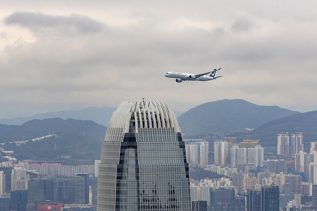 國泰航空一架A350客機今日在維多利亞港低飛,向舊啟德機場致敬。(國泰航空提供)