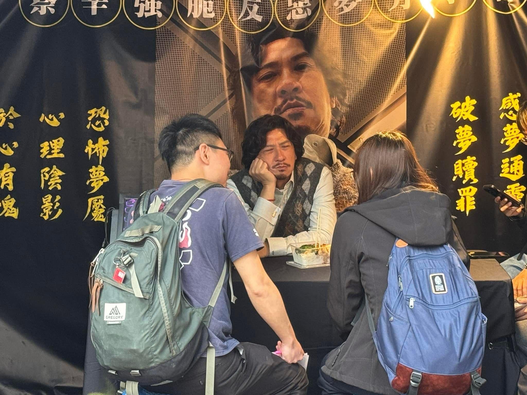 張家輝還蔡辛強上身,擺出一副厭世臉。