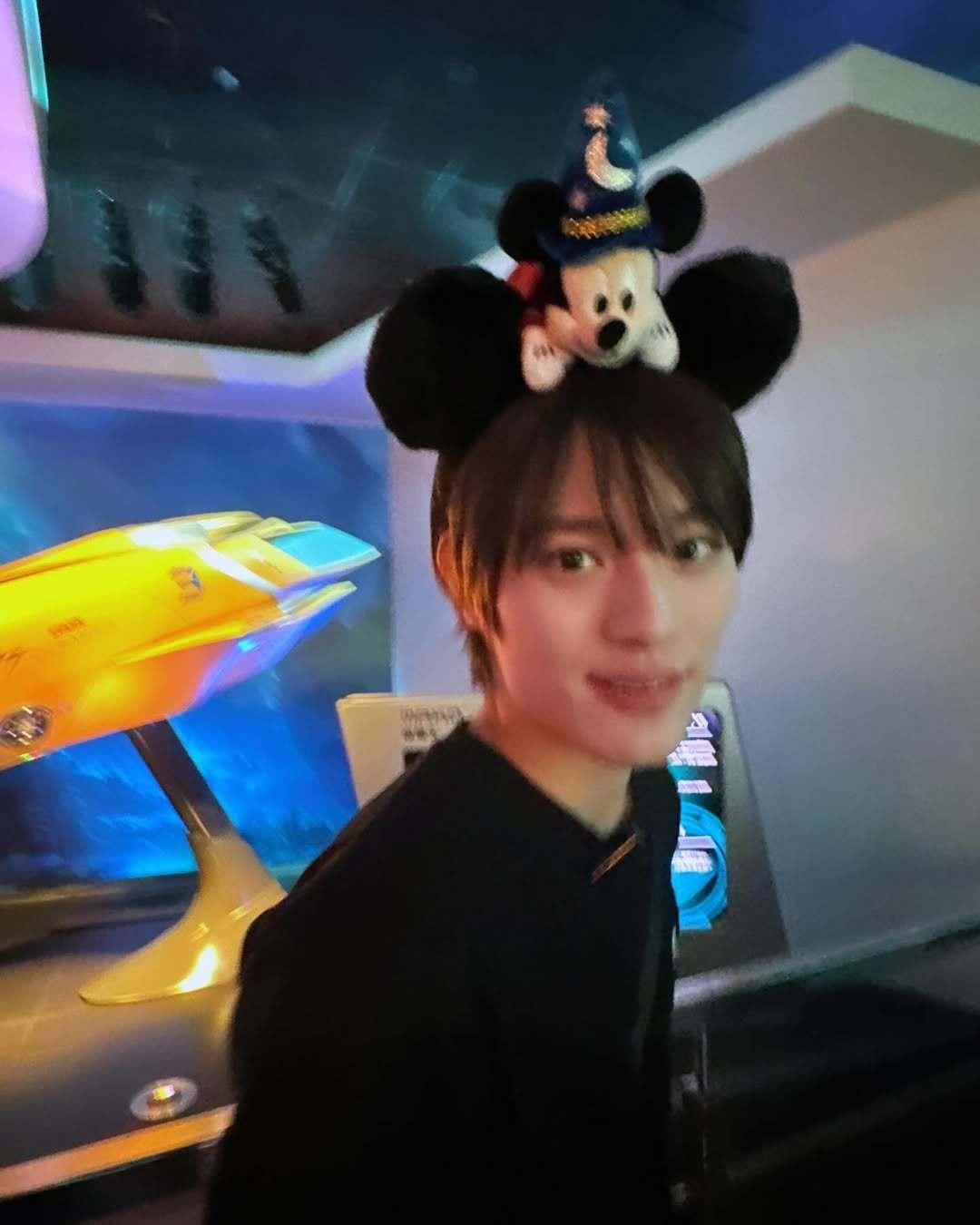 上村謙信來港期間遊香港迪士尼樂園。