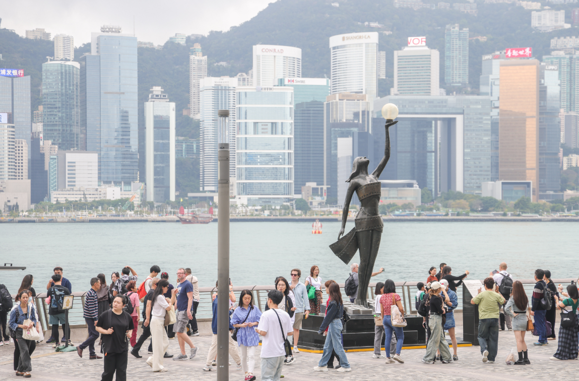 在尖沙咀遊覽的遊客。(中通社)