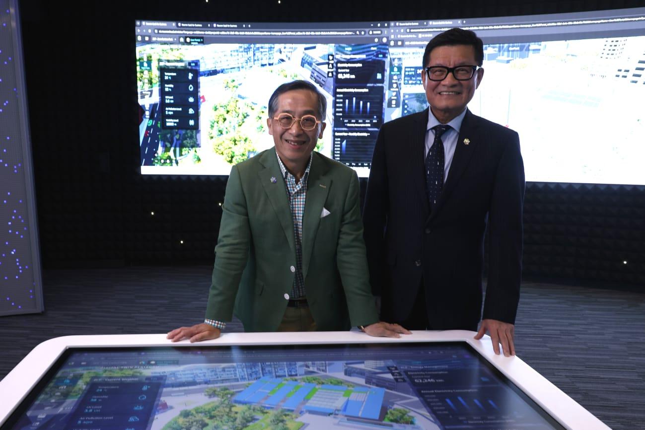 何安誠(左)和鄭定寕介紹建造業議會的工作。(林俊源攝)