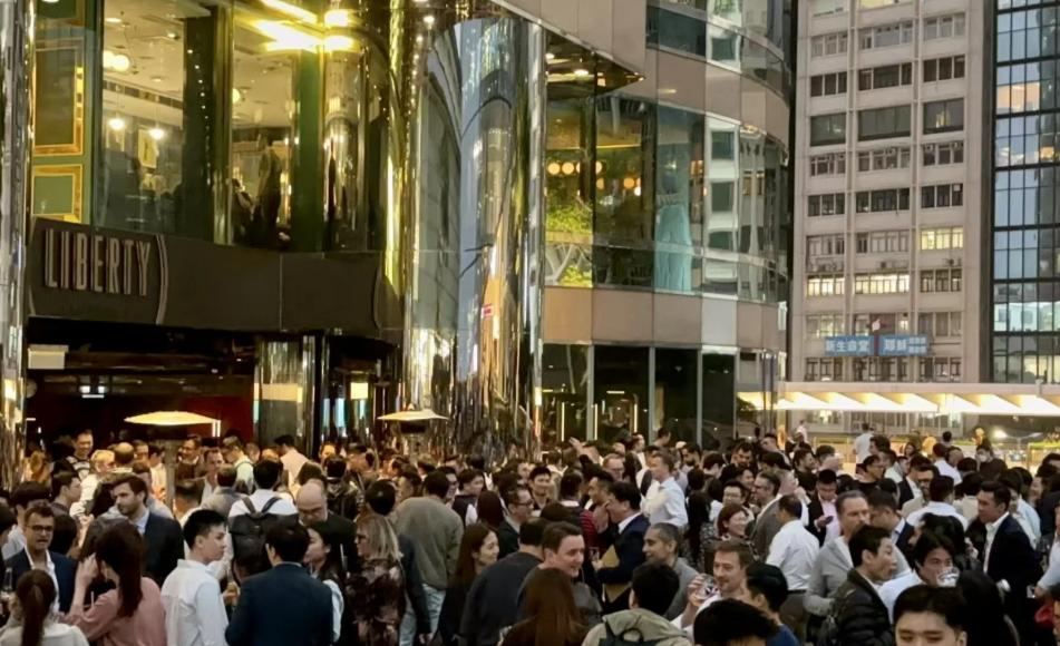 Liberty Exchange Kitchen & Bar早前在結業公告邀請大家參與告別派對,為顧客免費提供啤酒或葡萄酒,吸引大批中環人於最後一晚相聚。(小紅書)