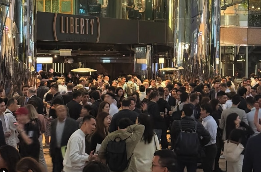 Liberty Exchange Kitchen & Bar早前在結業公告邀請大家參與告別派對,為顧客免費提供啤酒或葡萄酒,吸引大批中環人於最後一晚相聚。(小紅書)