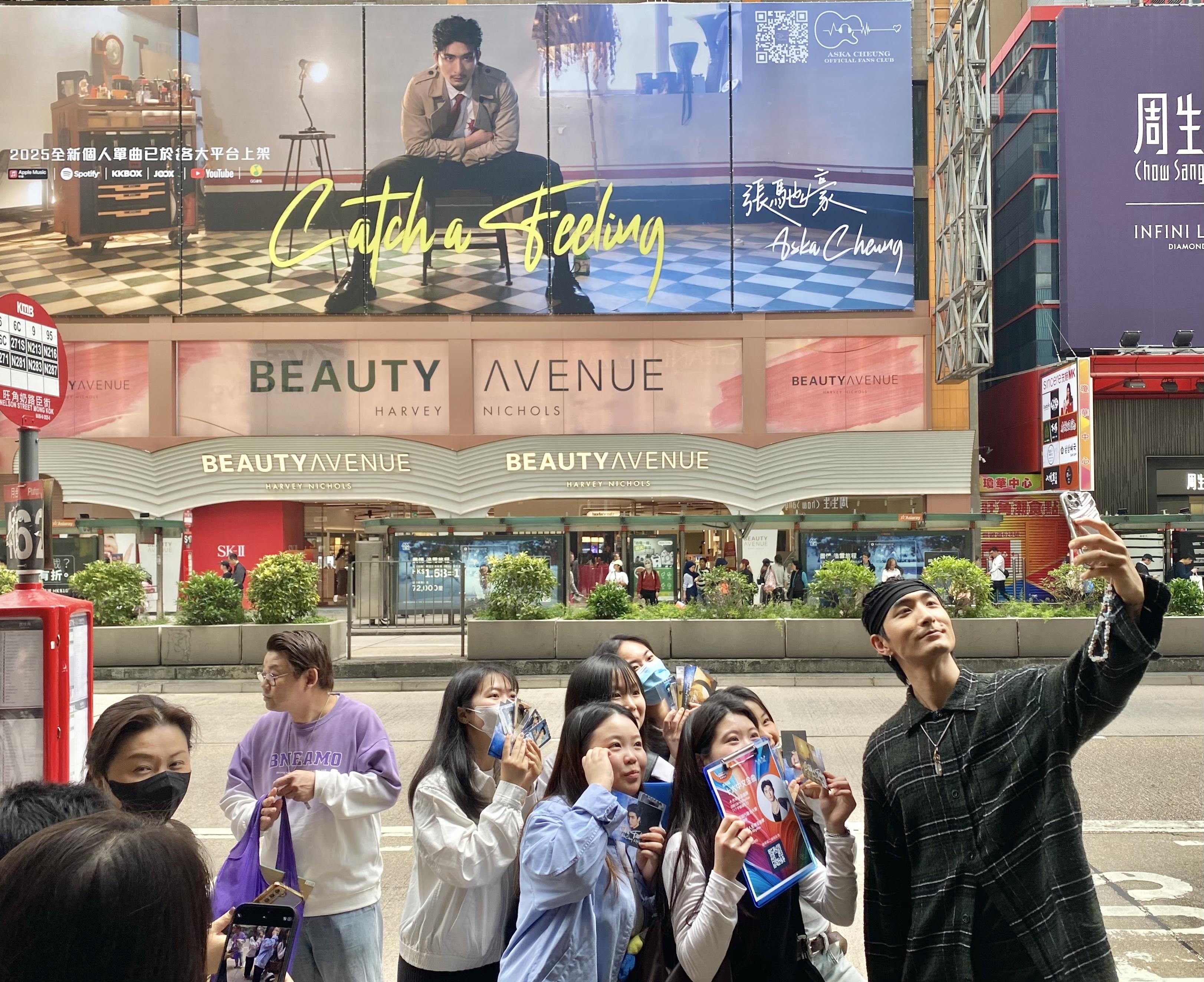 Aska到旺角大型廣告板前打卡,順道和粉絲見面和合照留念。