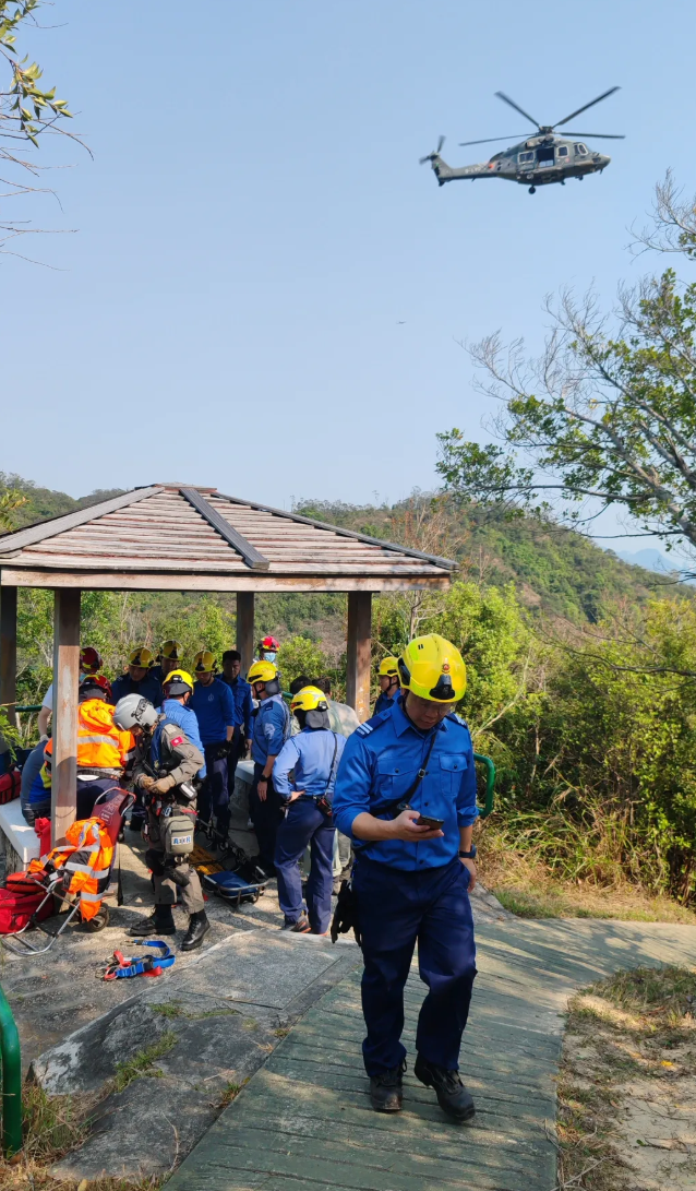有市民周一(24日)與多名朋友往深井遠足,惟一名71歲男子抵達目的地前突然身體不適,更一度失去知覺,同行者立即報警,幸救援人員趕至給予支援,事主由政府飛行服務隊送院後被診斷為「熱衰竭」。(Threads)