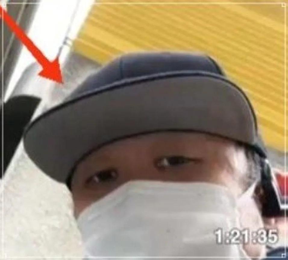 最上愛遇襲時的直播畫面出現一名戴口罩男子。(互聯網)