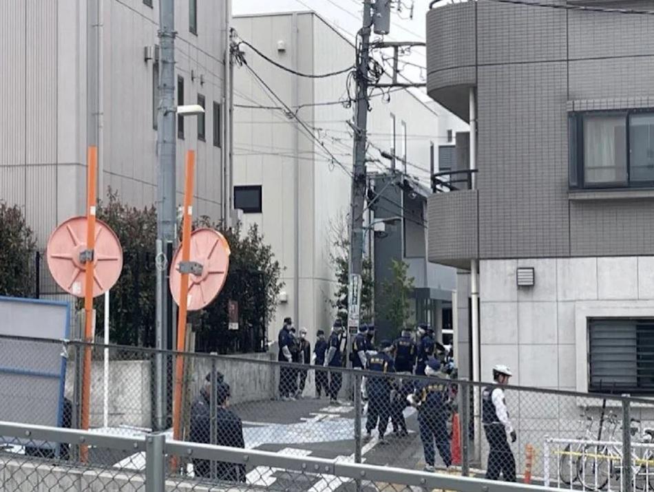 大批警員在案發現場調查。(互聯網)