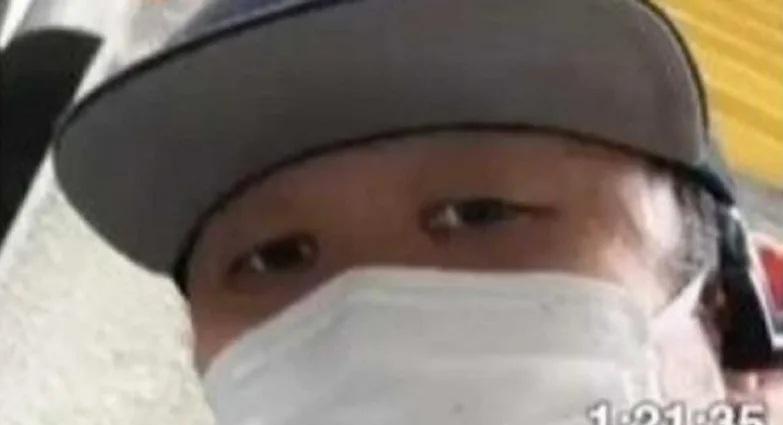 直播期間,拍到一名男子。(互聯網)