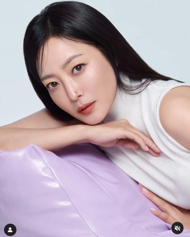 金喜善早前的代言海報。