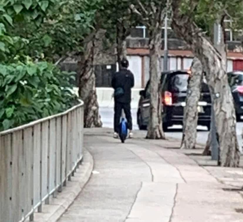 facebook群組「南區之友2.0」2月尾有網民拍得於鴨脷洲橋道踩「風火輪」的照片,稱「每個禮拜六係香港仔/鴨脷洲海傍都見到,仲未比人拉」(facebook群組「南區之友2.0」)