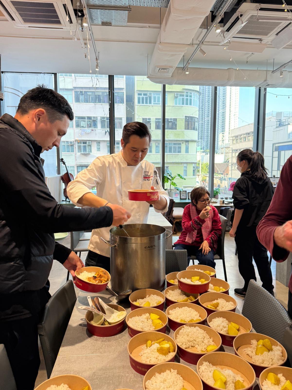 年廿九當日餐廳召集了20名義工一起包飯盒,去通州街公園派飯盒給露宿者。(Marco提供照片)