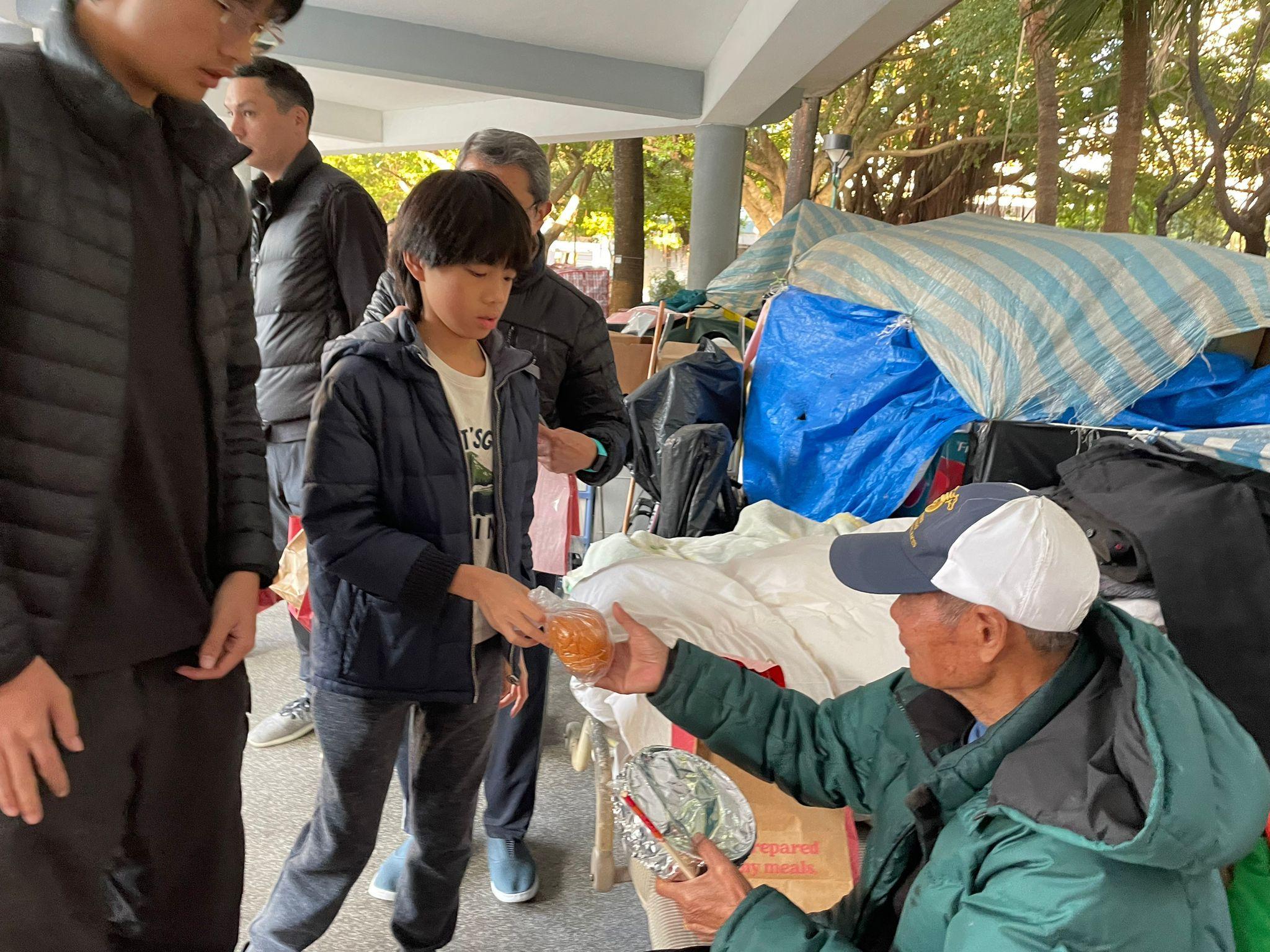 在Marco的號召下,年廿九當日一班義工去通州街公園派飯盒給露宿者。(Marco提供照片)