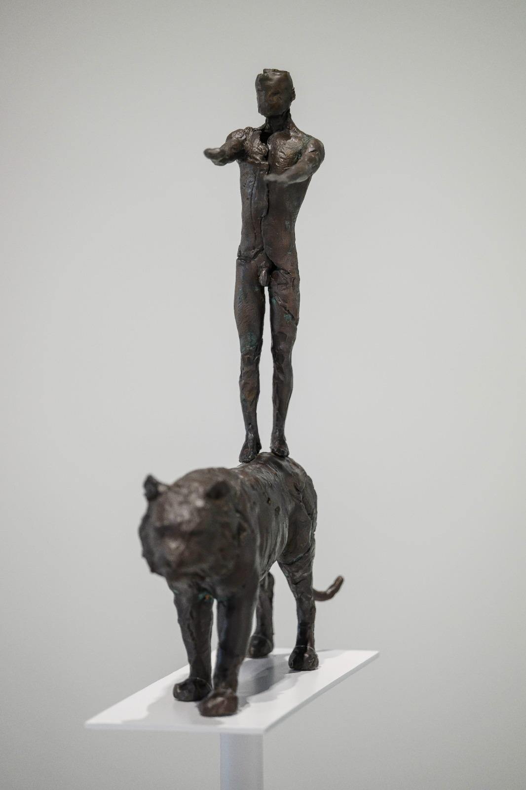 麥顯揚青銅雕塑作品《夢遊 II》。