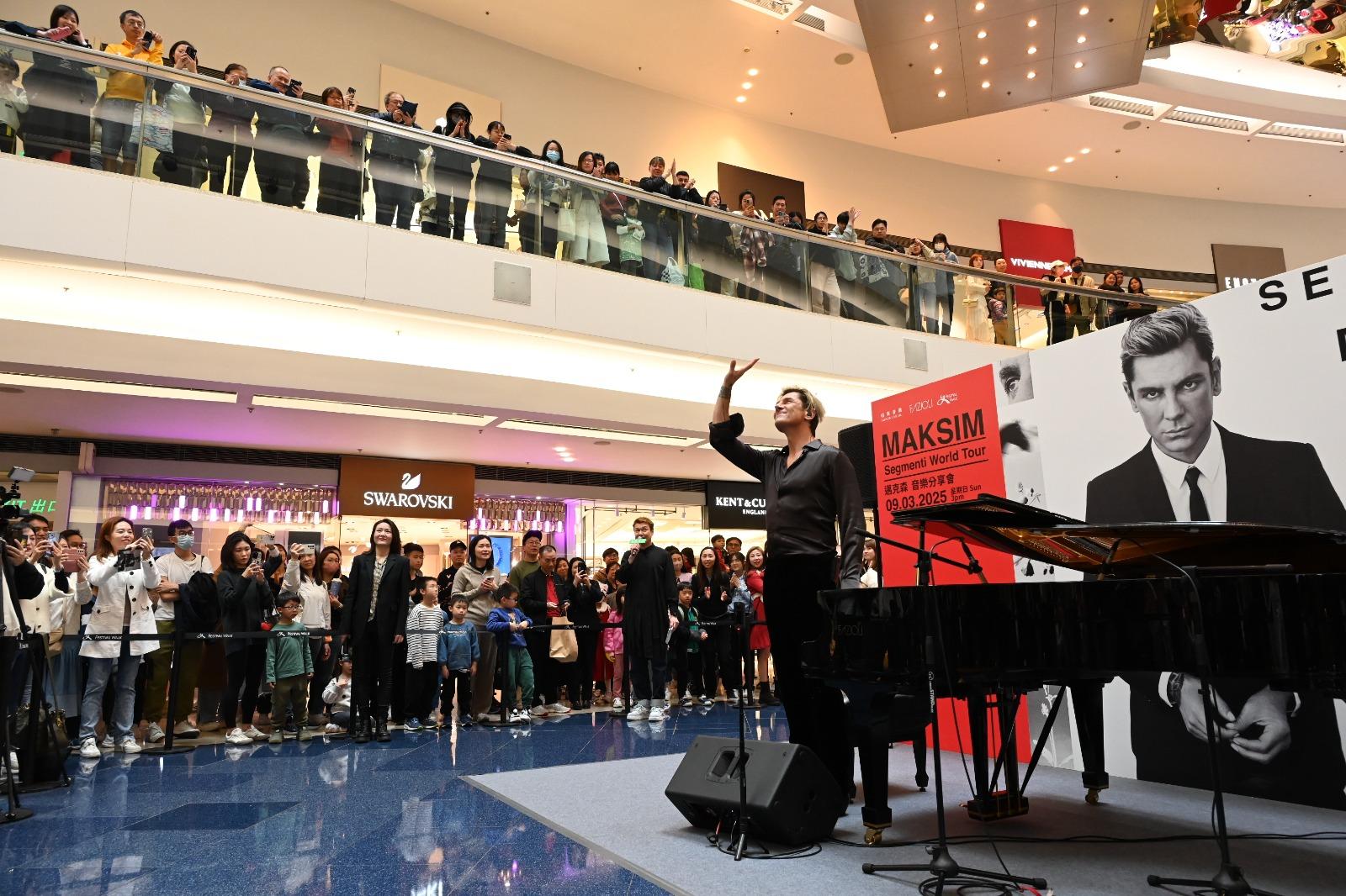 Maksim在又一城商場的演出,令他回想2003年首次來港商場演奏的經歷。