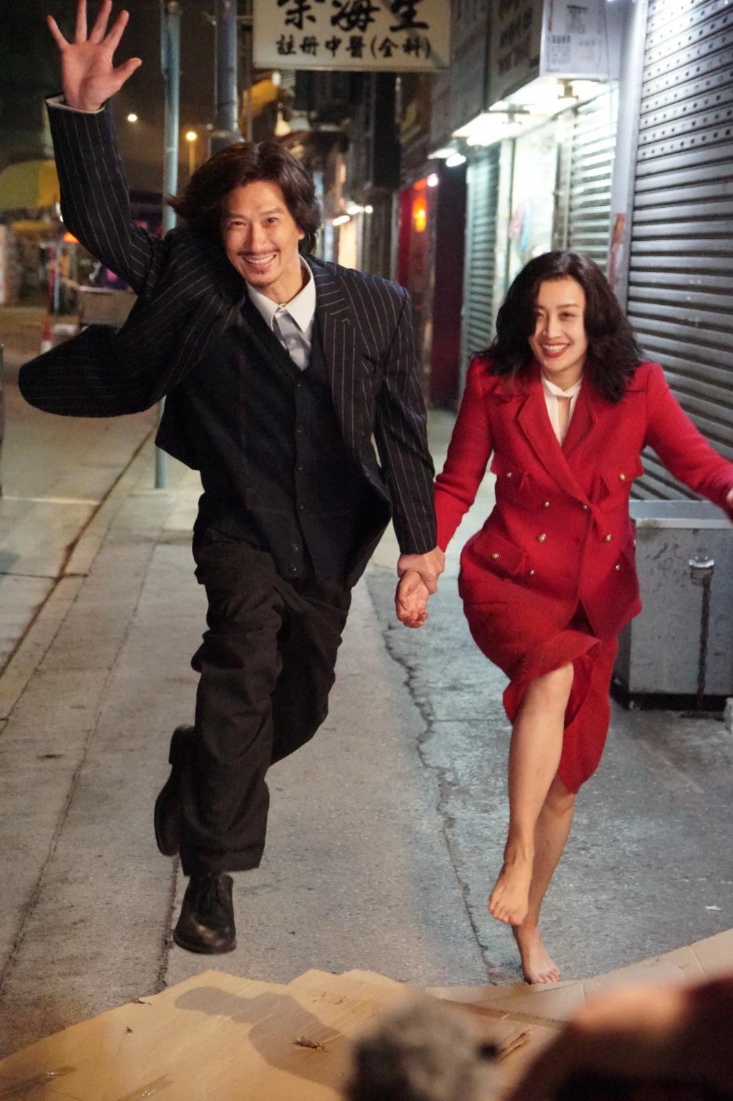 法拉夜深街頭赤腳狂奔開工。