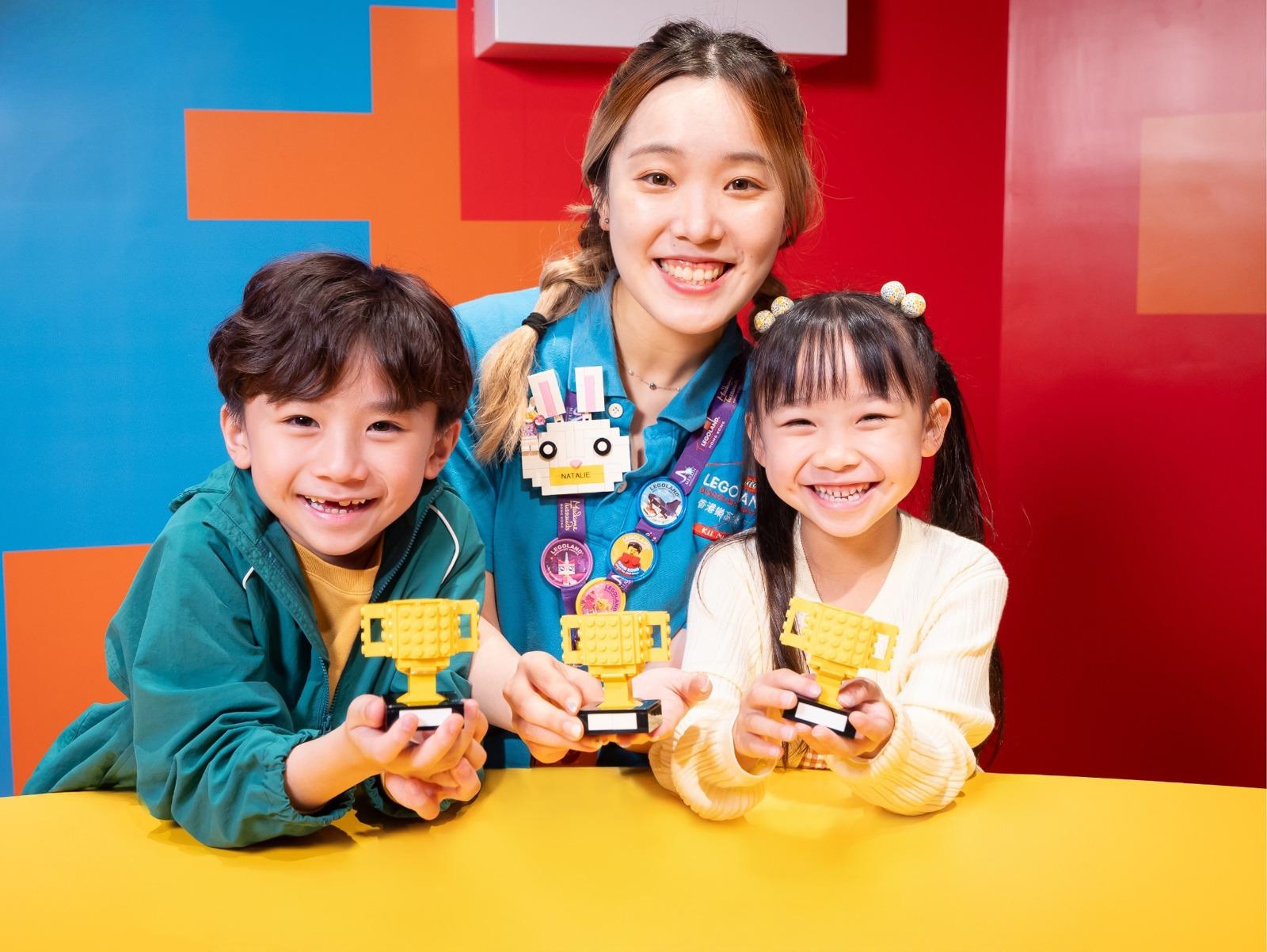 前往樂高創意工作坊,跟隨樂高夥粒達人,拼砌冠軍獎杯。