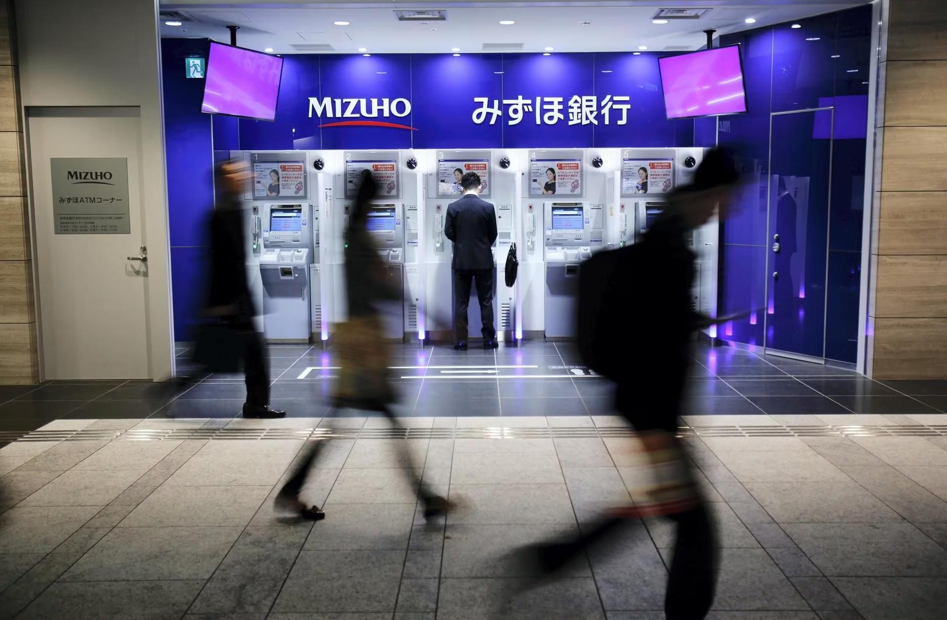 日媒報道,日本警察廳正評估限制75歲以上長者使用ATM交易金額上限為每日30萬日圓,希望有助減少受害人損失金額。(資料圖片)