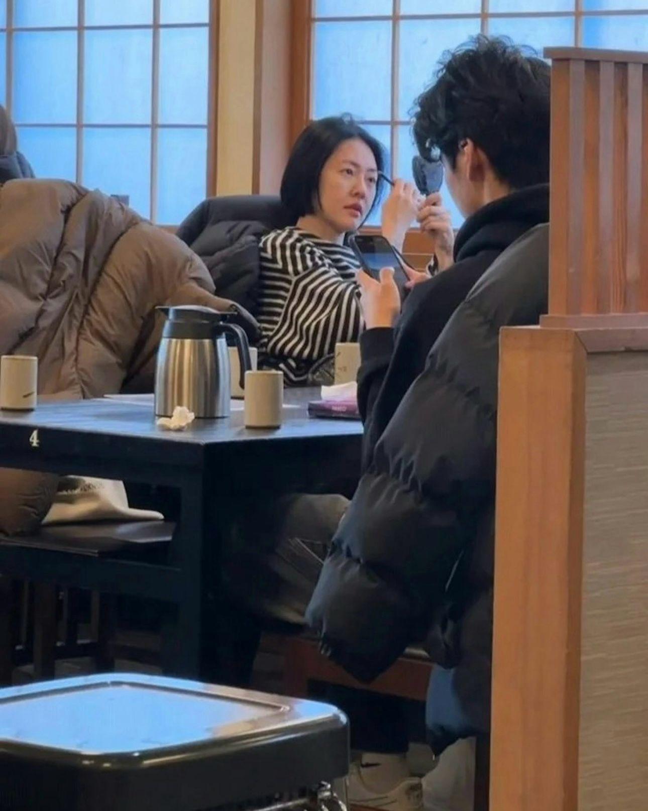 另一張則見小S正在補妝。