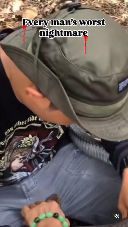 友人幫手捉著蛇頭。(互聯網)