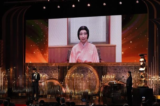 身在石川演出能登半島賑災舞台劇的吉岡里帆,透過視像發表得獎感言。