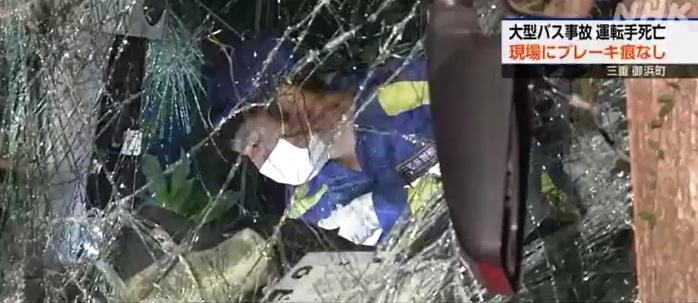 鑑證人員在車上搜證。(互聯網)