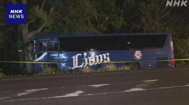 通宵長途巴士在三重縣一條高速公路偏離行車線,撞上對面行車道旁的防風林。(互聯網)