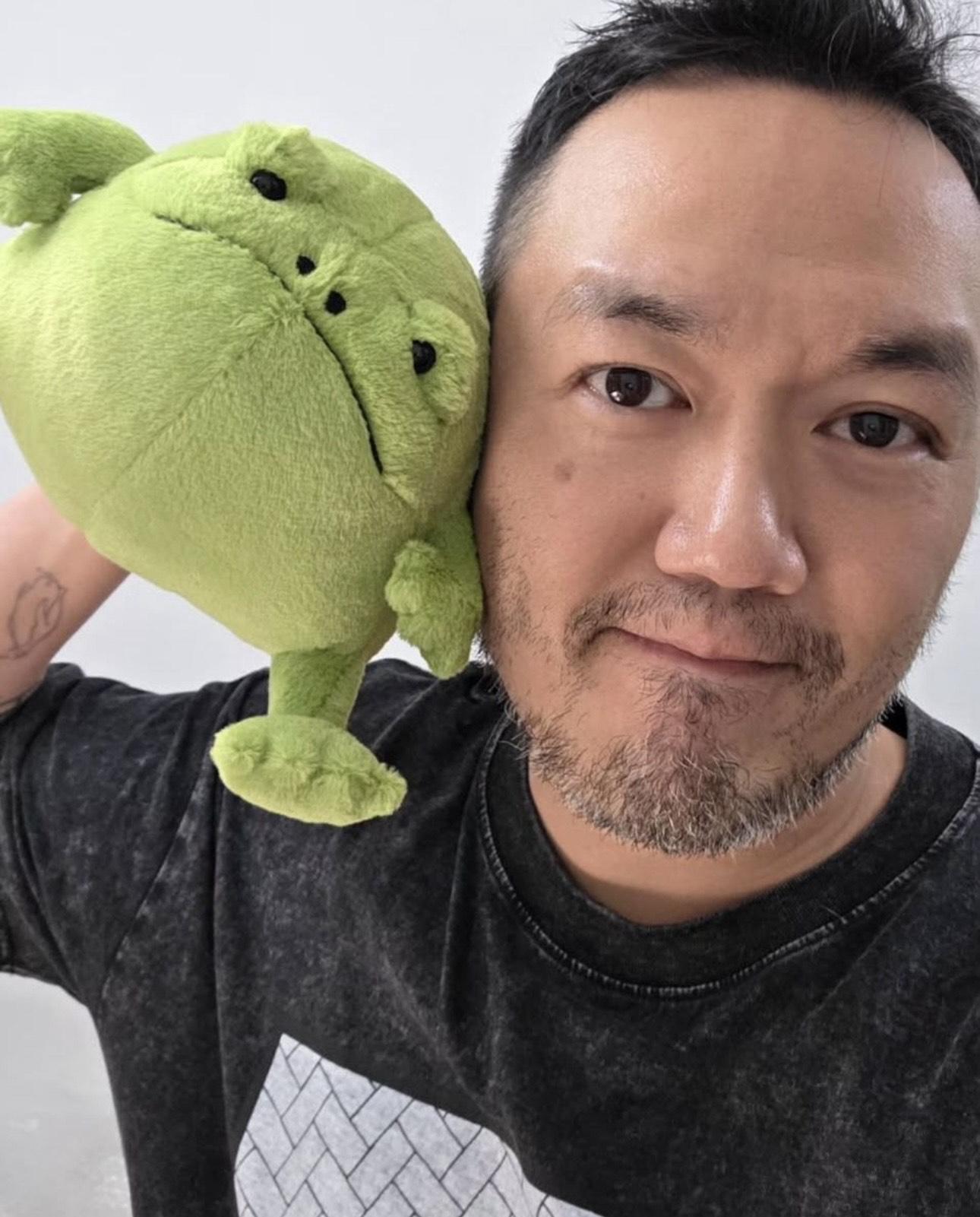 YouTuber兼前新城DJ關逸基(前名:關逸揚)暗指軒公「騎劫」演出。