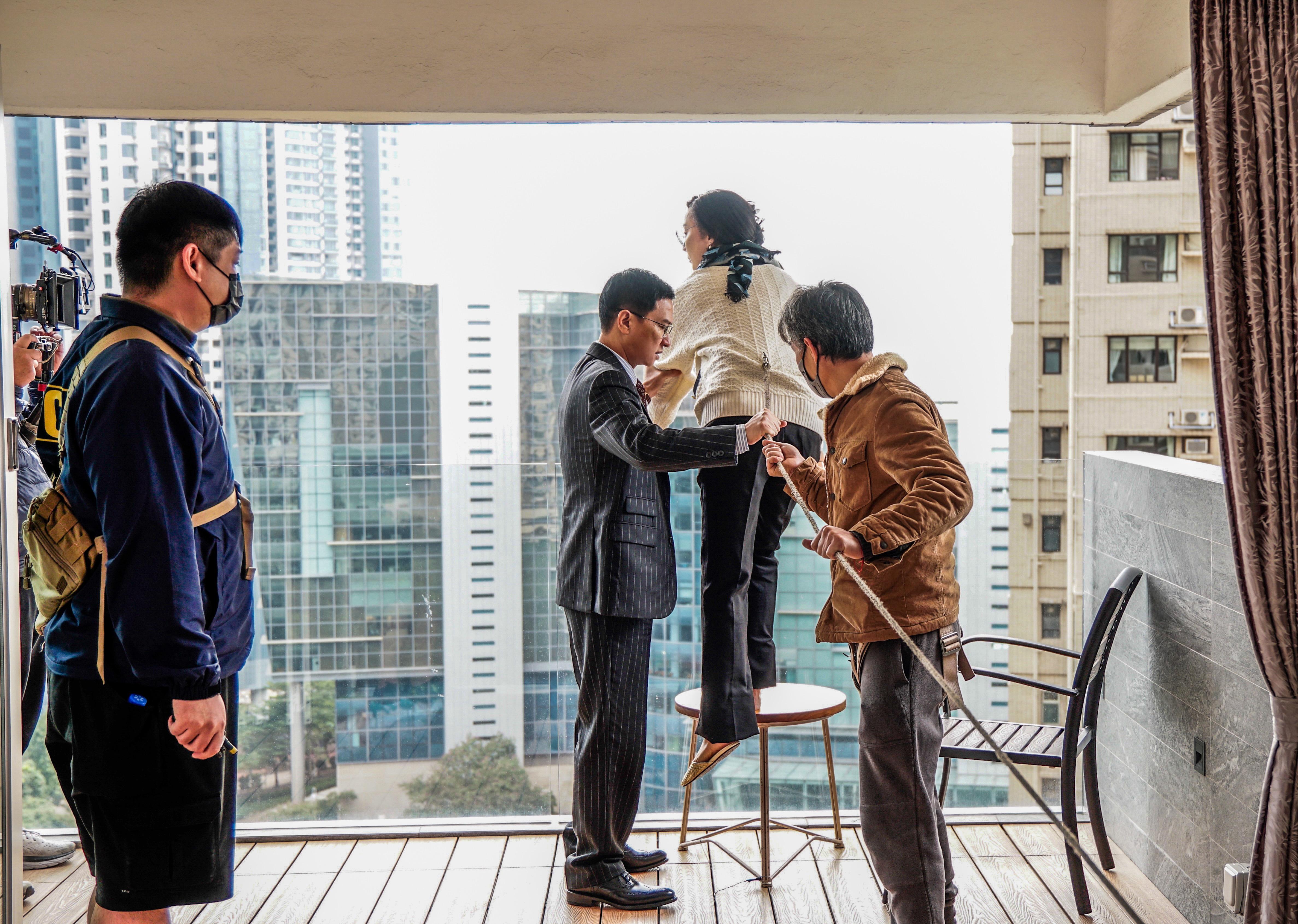 陳法拉為電影第一日開工的第一場戲要在露台企跳。