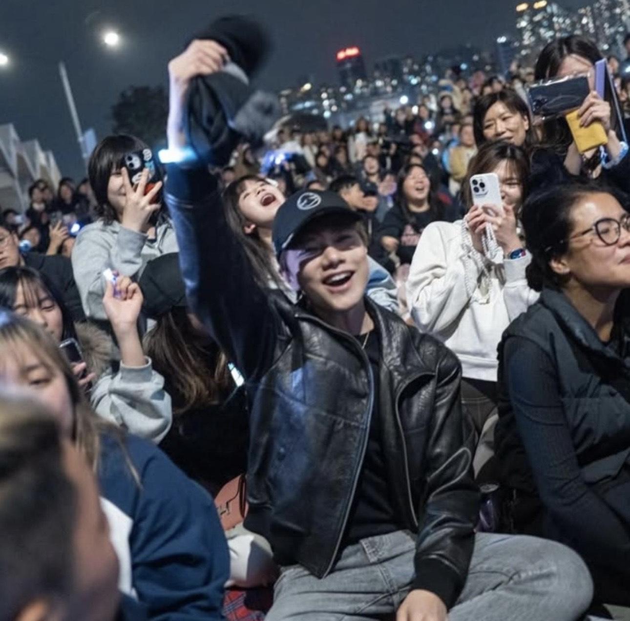 軒公當晚與The Flame 合唱後,亦坐在地上欣賞演出。