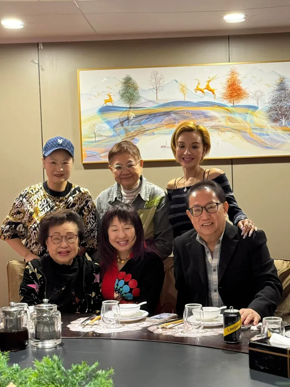 譚倩紅同圈中好友食開年飯,同場仲有前無線高層劉家豪梅小青伉儷、葉子楣及袁文傑張潔蓮伉儷。