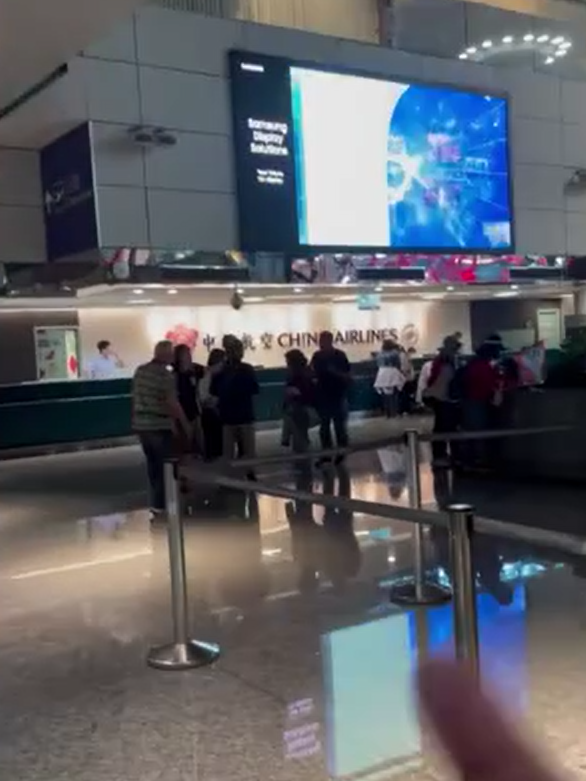 桃園機場第二航廈中央位置突然停電。(圖來自Threads網友chi__04.01)