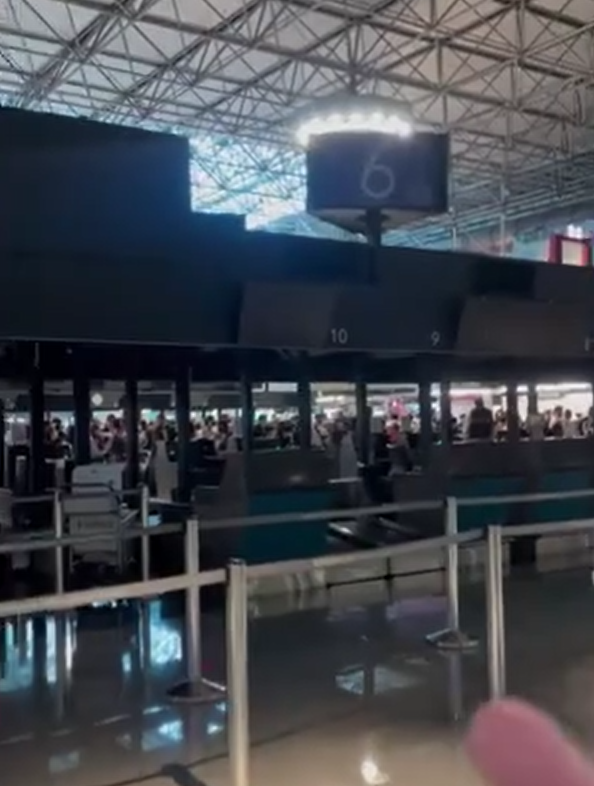 桃園機場第二航廈中央位置突然停電。(圖來自Threads網友chi__04.01)