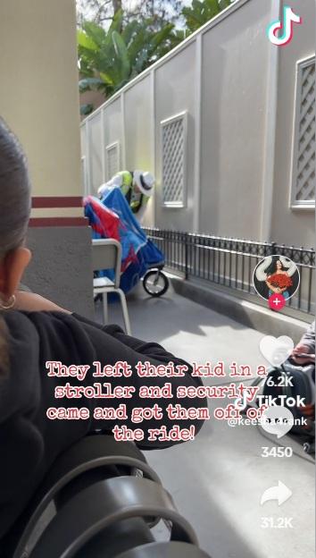 工作人員掀起毯子,看看嬰兒狀況。(互聯網)