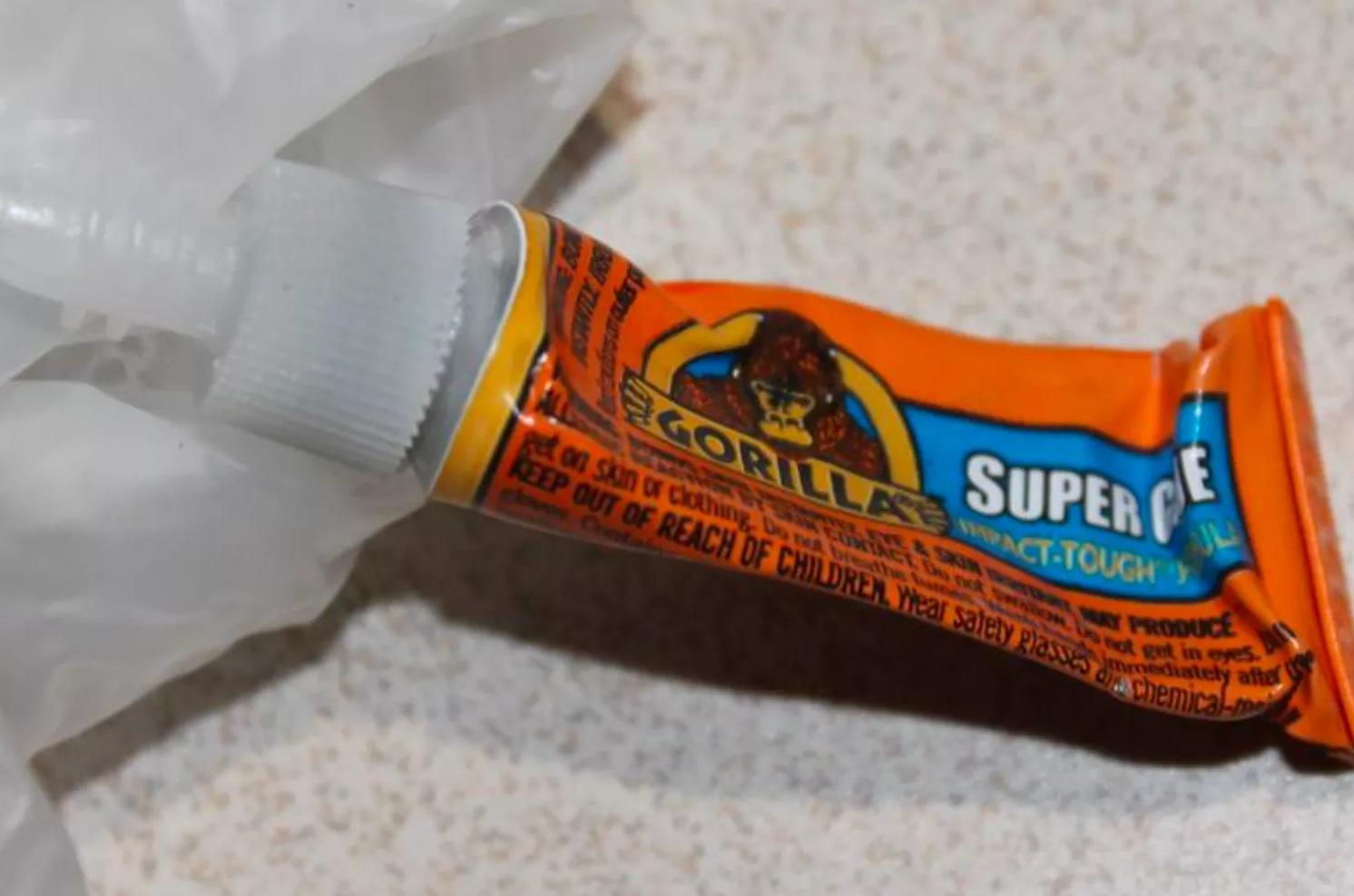 警方在辦公室找到羅斯犯案用的強力膠。(互聯網)