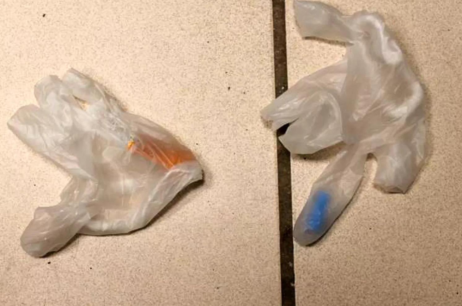 警方在辦公室檢獲羅斯犯案用的膠手套。(互聯網)