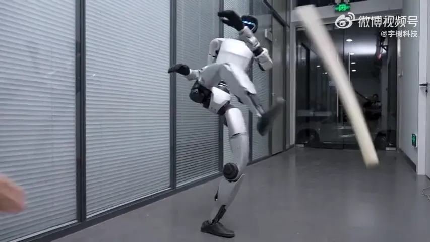 Unitree G1機械人採用李小龍招牌動作踢飛人類手中的木棍。(微博)