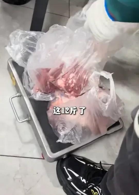部份生肉重量為12斤。(微博)