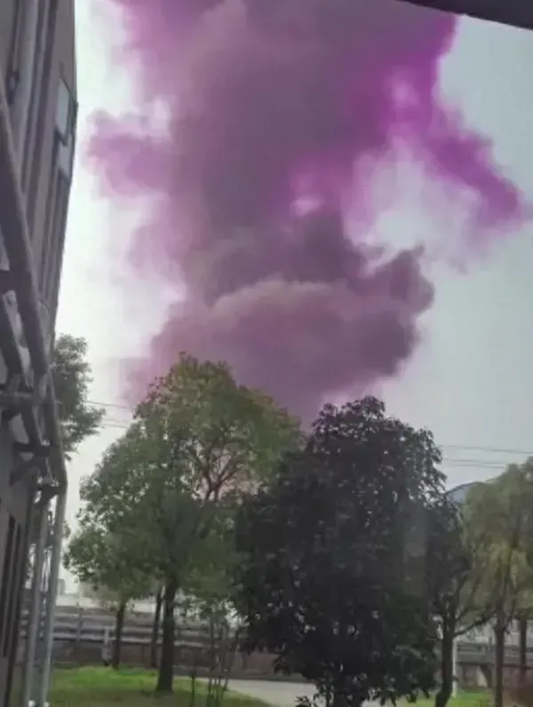 3月11日下午,江蘇泰州市一工業園區內發生爆炸,事故現場升起紫色濃煙。(大風新聞)