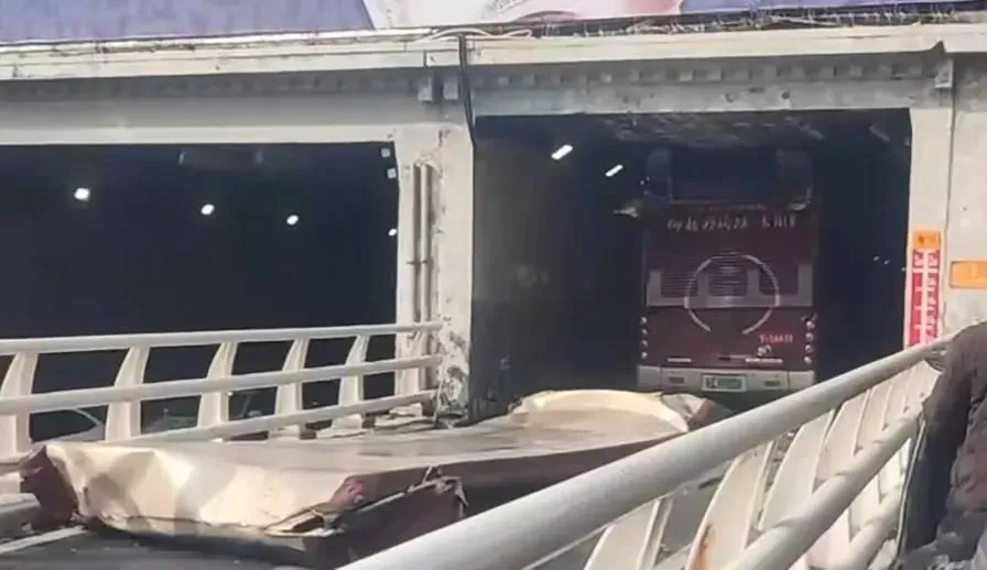 雙層巴士上層的物料被隧道削去,碎片殘留路面。(網上圖片)